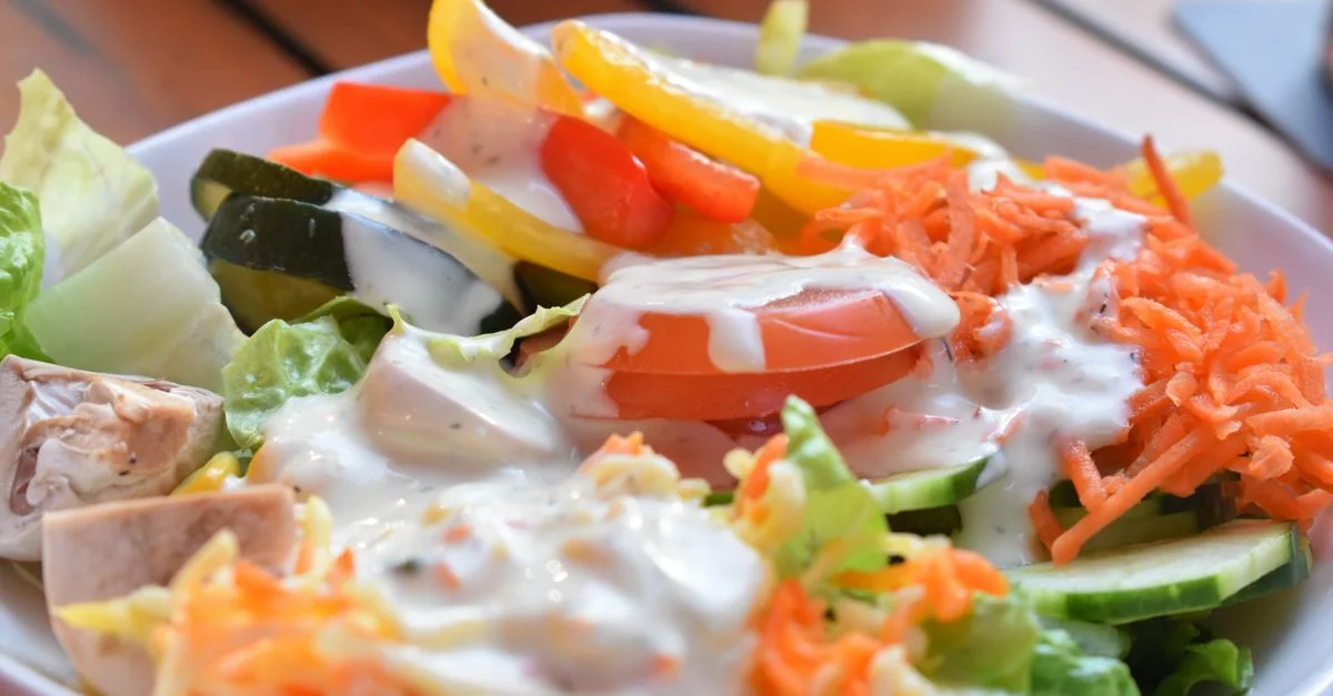 Délicieuse salade de légumes frais avec une sauce crémeuse, parfaite pour un repas sain.